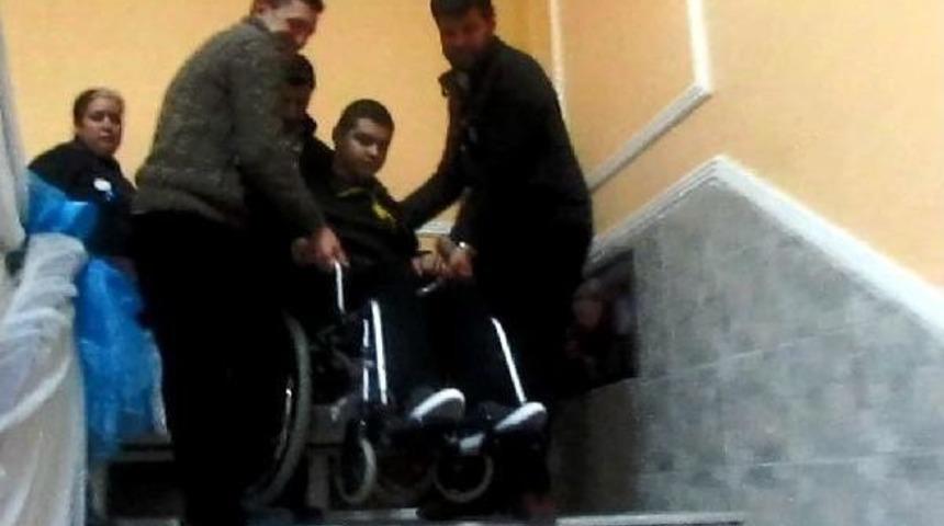 Engelliler, 'engelliler Gecesi'ne Kucakta Taşındı