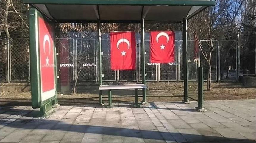 Patlamanın Meydana Geldiği Durağa T&uuml;rk Bayrakları Asıldı