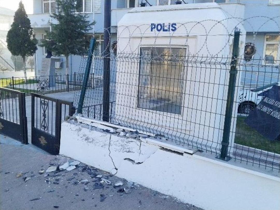 Askerin Bulunduğu Ara&ccedil; Emniyetin Duvarına &Ccedil;arptı