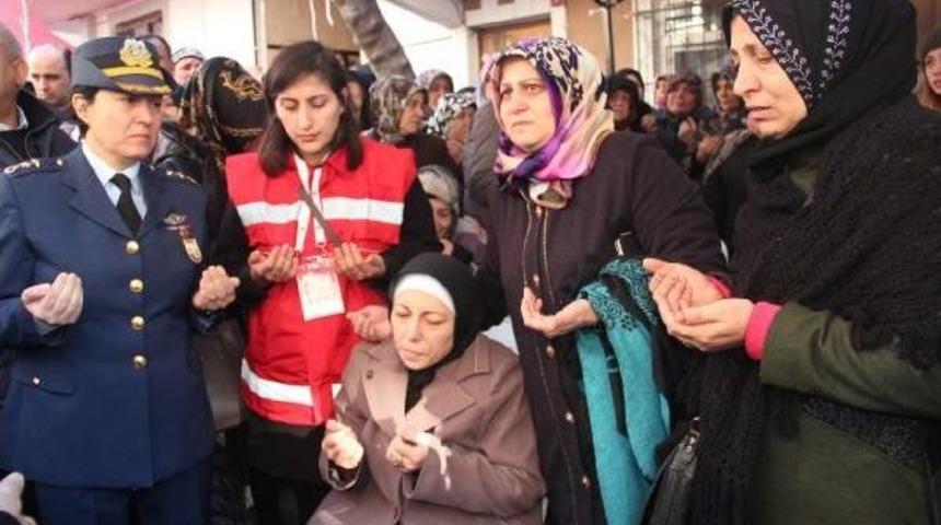 Şehit Fehmi Bar&ccedil;ın'ın Cenazesi Helallik I&ccedil;in Bayrampaşa'daki Baba Evinde