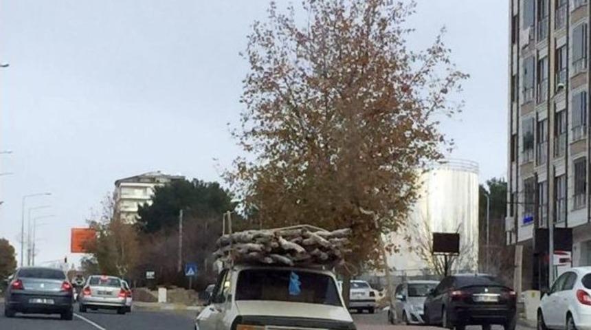 &Uuml;zerine Kalıp Tahtaları Y&uuml;klenen Otomobil Tehlike Sa&ccedil;tı