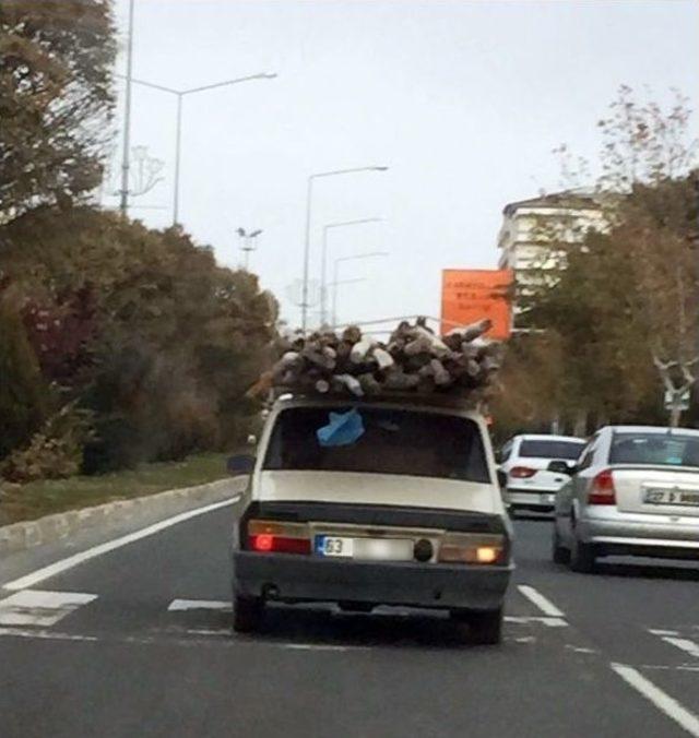 Üzerine Kalıp Tahtaları Yüklenen Otomobil Tehlike Saçtı