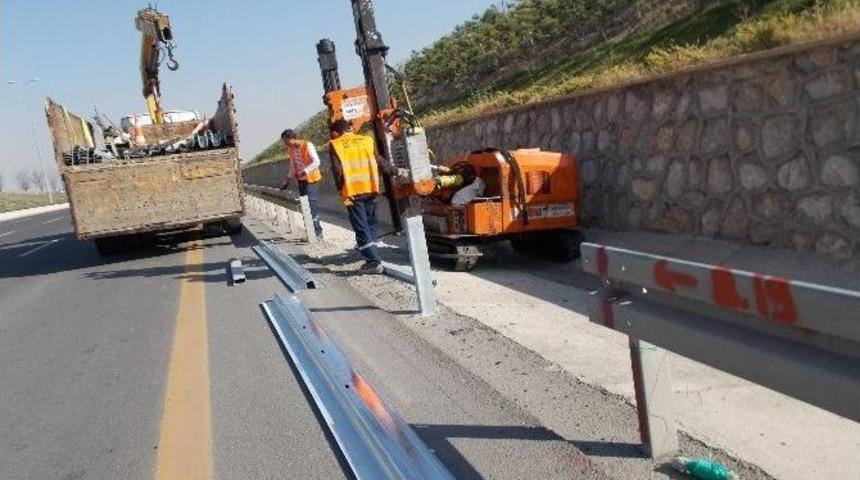 Zarar G&ouml;ren Oto Korkuluklar Tamir Ediliyor