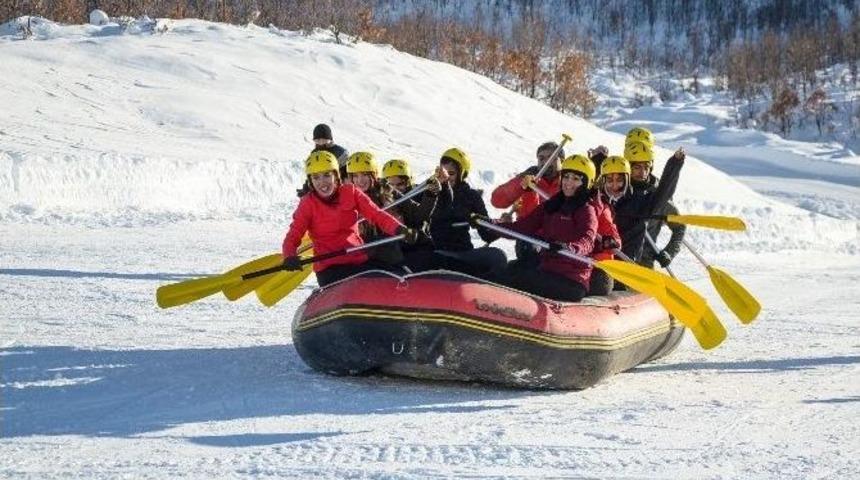 Tunceli&rsquo;de Kar Raftingi Keyfi