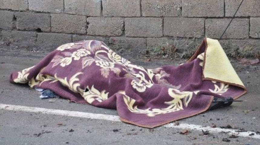 Motosiklet Kamyona &Ccedil;arptı: 1 &Ouml;l&uuml;