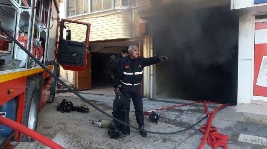Kapalı Otoparktaki Yangında 2 Ara&ccedil; Yandı, 6 Ara&ccedil; Hasar G&ouml;rd&uuml;