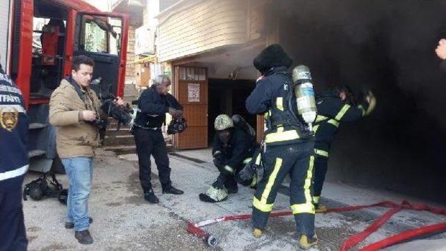 Kapalı Otoparktaki Yangında 2 Araç Yandı, 6 Araç Hasar Gördü