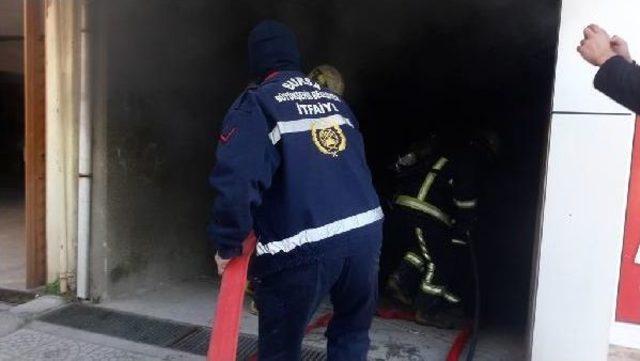 Kapalı Otoparktaki Yangında 2 Araç Yandı, 6 Araç Hasar Gördü