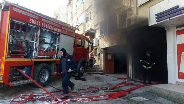 Kapalı Otoparktaki Yangında 2 Araç Yandı, 6 Araç Hasar Gördü