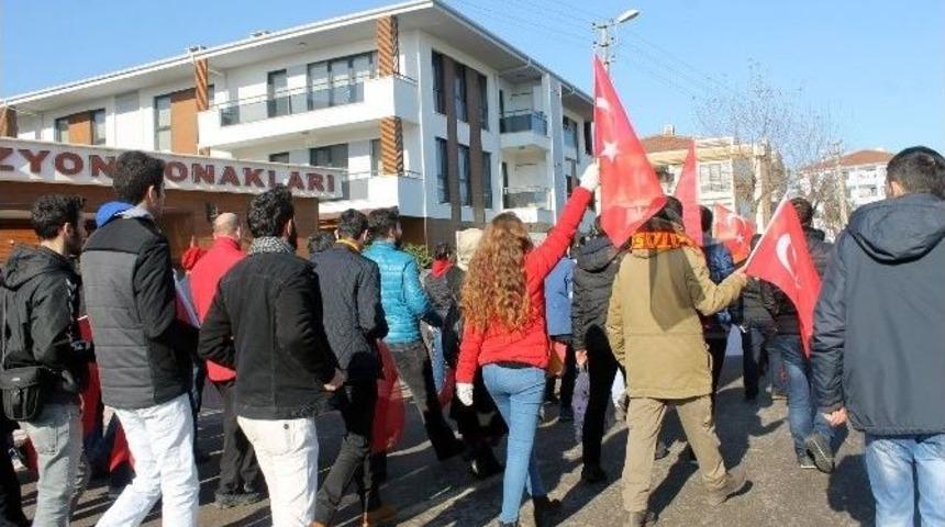 Yalova&rsquo;da Vatandaşlar Dev T&uuml;rk Bayrağı İle Y&uuml;r&uuml;d&uuml;