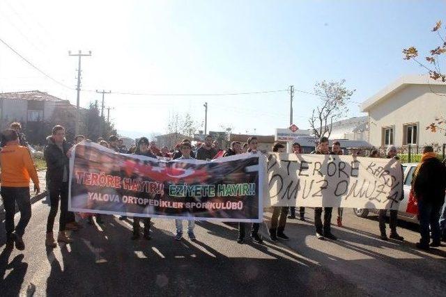 Yalova’da Vatandaşlar Dev Türk Bayrağı İle Yürüdü