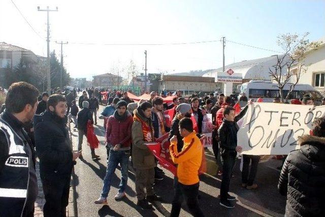 Yalova’da Vatandaşlar Dev Türk Bayrağı İle Yürüdü