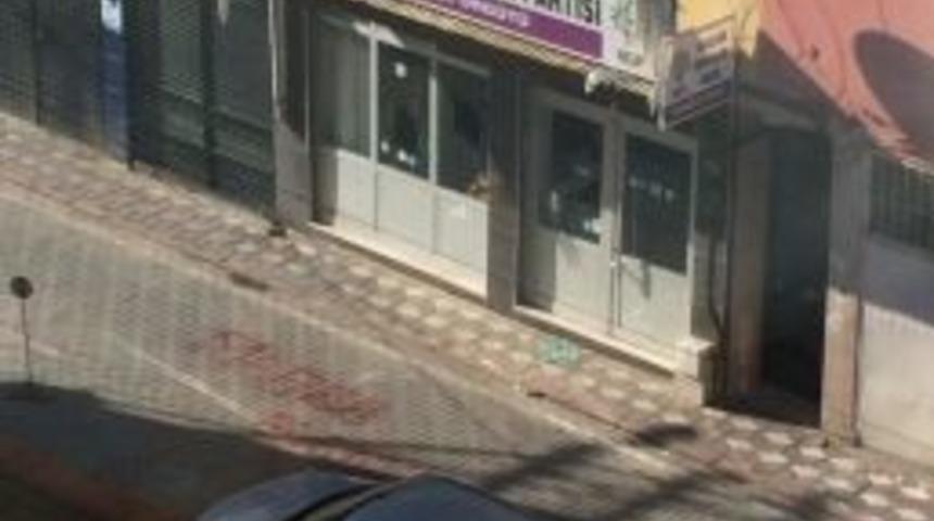 Akhisar&rsquo;da Hdp Binasının Camları Kırıldı