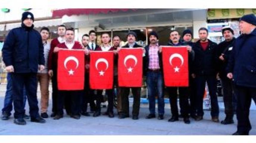 Aksaray Belediyesi Esnafa Bayrak Dağıtıyor