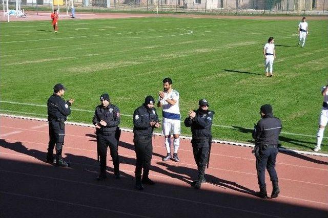 Tarsus İdman Yurdulu Futbolcuları Asker Selamıyla Sahaya Çıktı