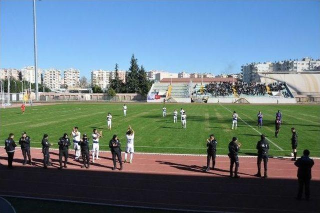 Tarsus İdman Yurdulu Futbolcuları Asker Selamıyla Sahaya Çıktı