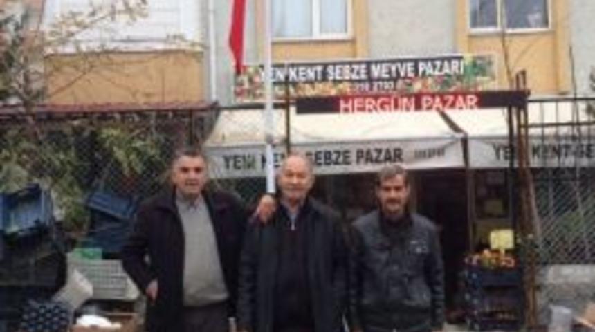 Besni&rsquo;de Ter&ouml;re Tepki İ&ccedil;in İş Yerinin &Ouml;n&uuml;ne T&uuml;rk Bayrağı Dikti