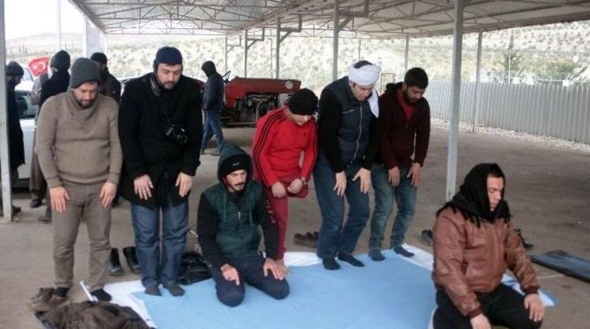 (&ouml;zel Haber) Savaşta Bacağını Kaybeden &Ccedil;ocuk T&uuml;rkiye&rsquo;ye Gelince Ş&uuml;k&uuml;r Namazı Kıldı