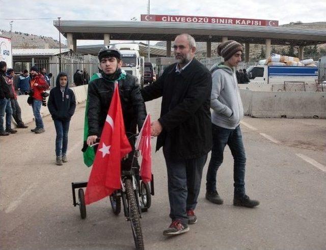 (özel Haber) Savaşta Bacağını Kaybeden Çocuk Türkiye’ye Gelince Şükür Namazı Kıldı