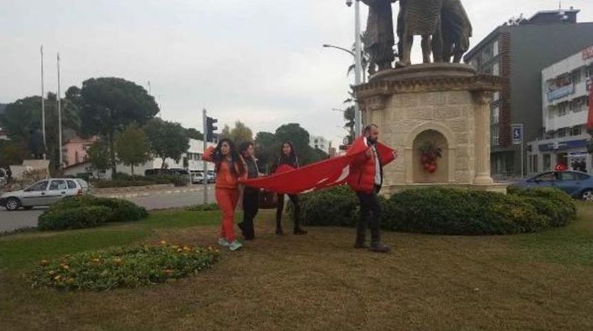 Muğlalı Mimardan Şehitler I&ccedil;in Tek Kişilik Eylem