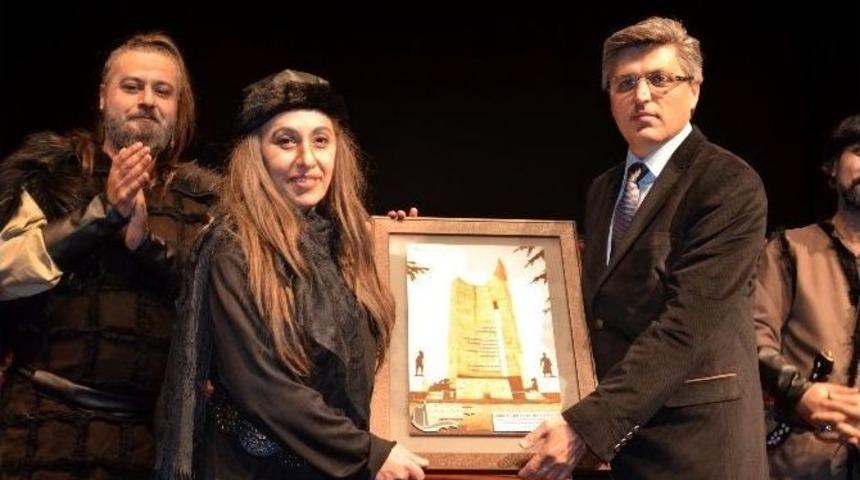 K&uuml;rşad&rsquo;ın Yazdığı Tarih, Tiyatro Sahnesinde