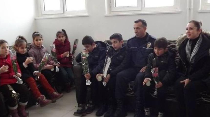 &Ccedil;ocuklar &Ccedil;evik Kuvvet Polislerine &Ccedil;i&ccedil;ek Verdi