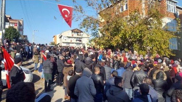 Şehit Raşit Y&uuml;cel&rsquo;in Cenazesi Helallik Alınmak İ&ccedil;in Evine Getirildi 2