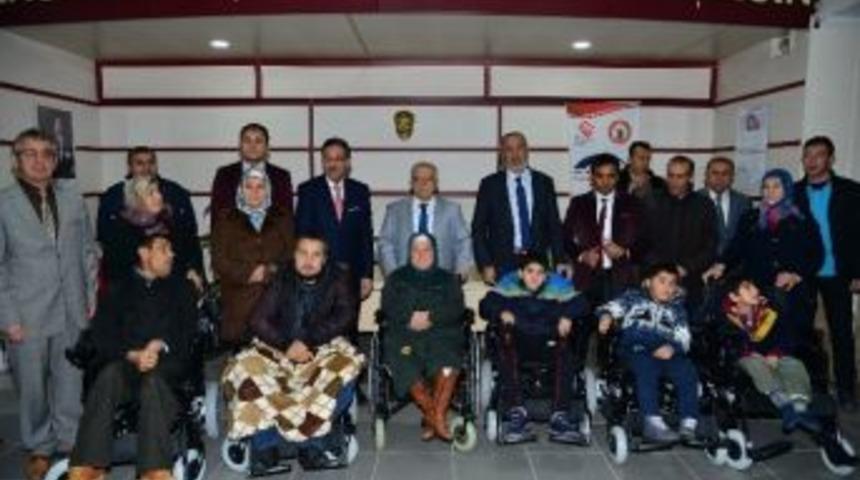 Engellilere 10 Ak&uuml;l&uuml; 25 Tekerlekli Sandalye Dağıtıldı