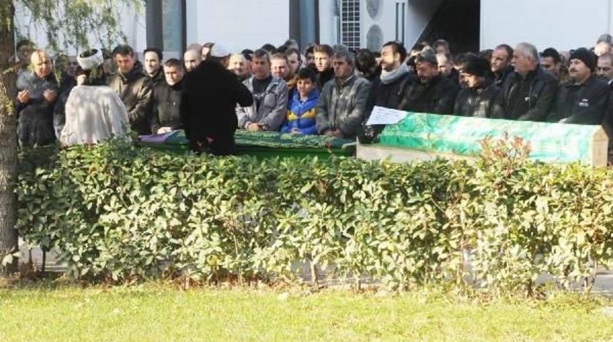 Yalova'da &Ouml;ld&uuml;r&uuml;len Anne Ve Kızı Defnedildi