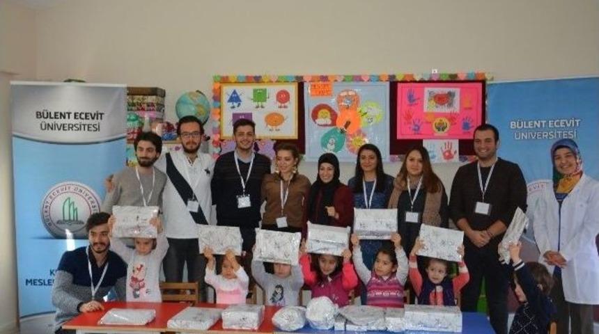 &Uuml;niversite &Ouml;ğrencilerden Minik Ellere &Ouml;ğretici Oyunca