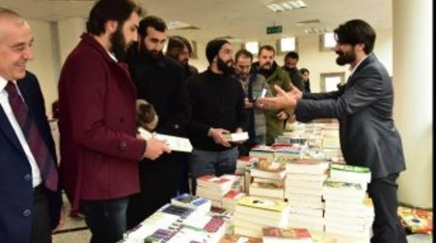 Diriliş Ertuğrul Oyuncuları Ataşehir Kitap Şenliği’ni Ziyaret Etti