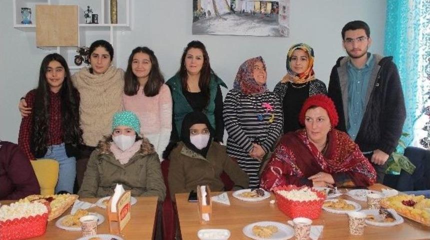 Kanser Tedavisi G&ouml;ren &Ccedil;ocuklara Moral Etkinliği