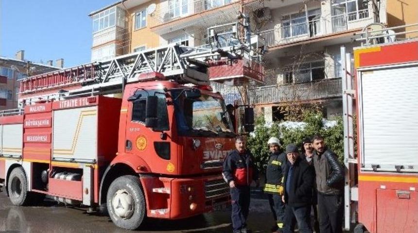 Yanan Evden Anne Ve 3 &Ccedil;ocuğunu Seyyar Satıcı Kurtardı