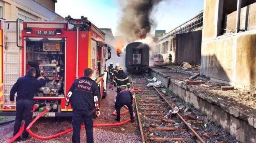 M&uuml;ze Alanındaki Vagonlar Alev Alev Yandı