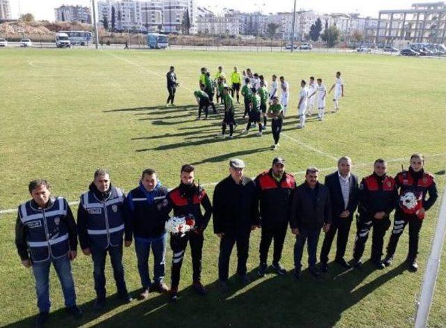 Amatör Futbolcular Sahaya Polis Üniformasıyla Çıktı