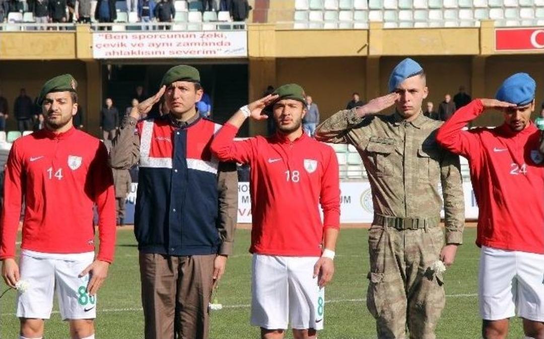 Futbolculara Sahaya Polis Ve Asker Beresi İle &Ccedil;ıktı