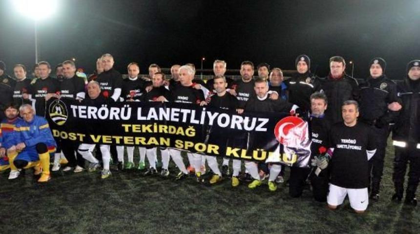 Veteran Oyuncular, Polise &Ccedil;i&ccedil;ek Verip, Sarıldı