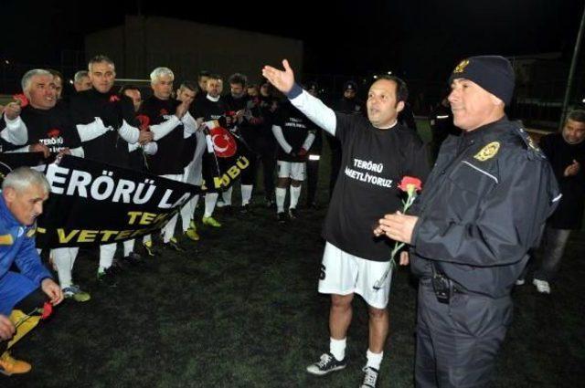 Veteran Oyuncular, Polise Çiçek Verip, Sarıldı