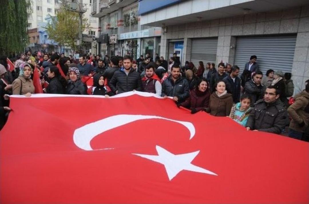 Cizre&rsquo;de &lsquo;ter&ouml;re Karşı Tek Ses, Tek Y&uuml;reğiz&rsquo; Y&uuml;r&uuml;y&uuml;ş&uuml;