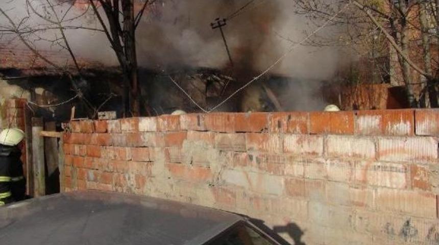 Yanan Evin Yakınındaki Ara&ccedil;ları Iterek Uzaklaştırdılar