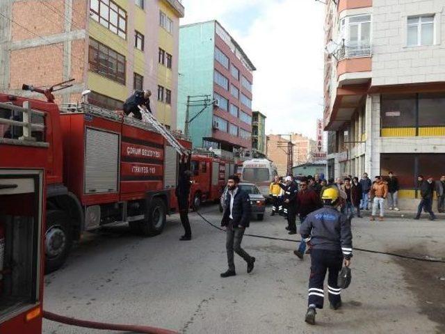 Yanan Evin Yakınındaki Araçları Iterek Uzaklaştırdılar