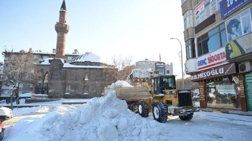 Yakutiye Belediyesi Karla M&uuml;cadeleye Devam Ediyor