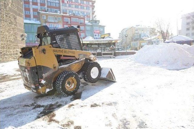 Yakutiye Belediyesi Karla Mücadeleye Devam Ediyor