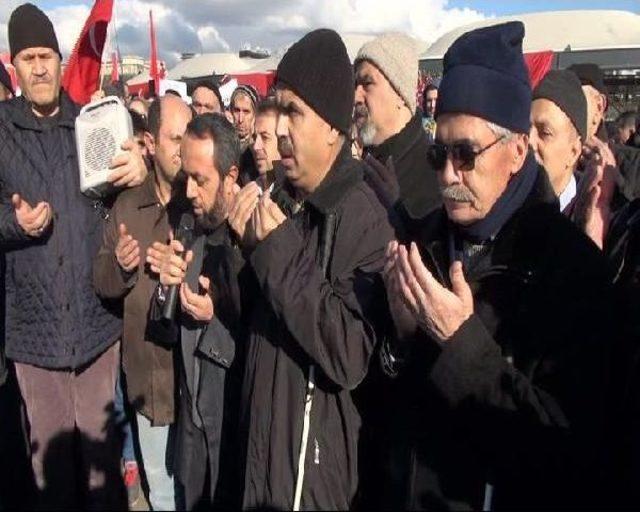 Şehitler Tepesi'ne Ziyaretçi Akını Sürüyor