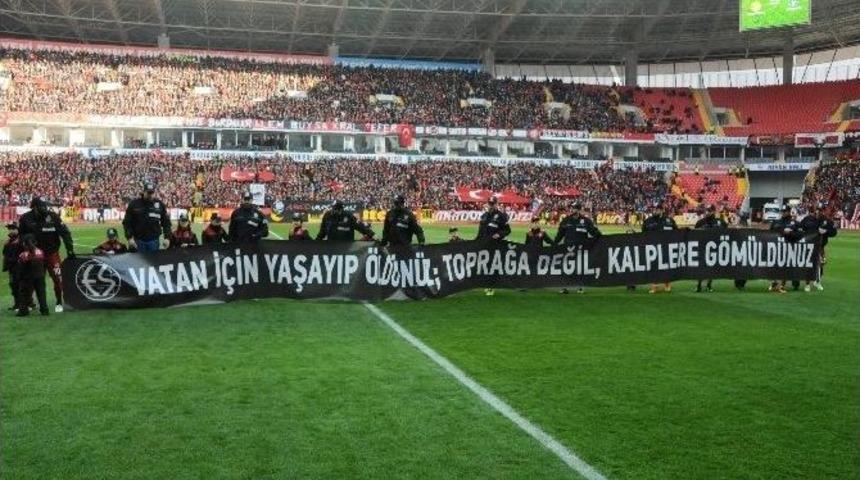 Eskişehirsporlu Oyuncular Sahaya Polis Montlarıyla &Ccedil;ıktı