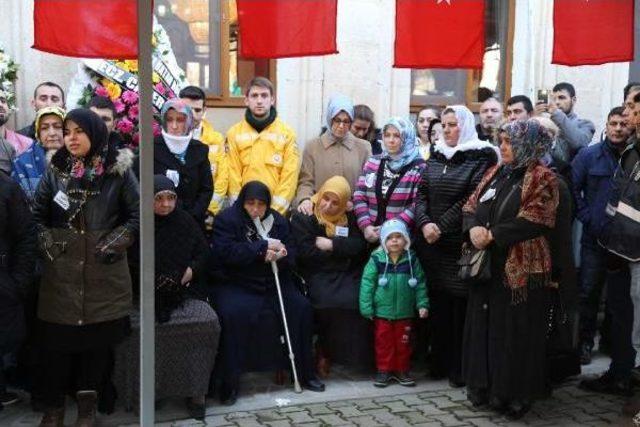 Ellerine Kına Yakarak Gönderdiği Şehit Olan Oğlu Için Ağladı