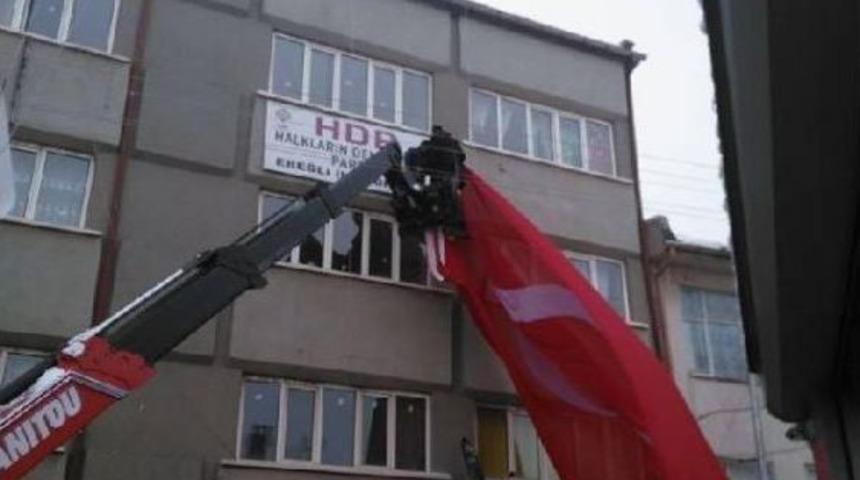 Hdp Binasına Vin&ccedil;le T&uuml;rk Bayrağı Astılar