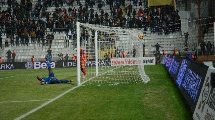 Adana&rsquo;da Ma&ccedil; Bitti Trib&uuml;nler Karıştı