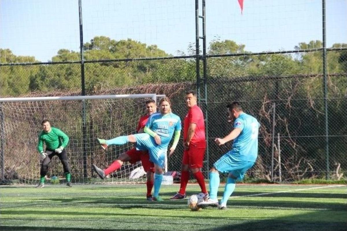 Kemer&rsquo;de T&uuml;rk-rus Dostluk Ma&ccedil;ı Yapıldı