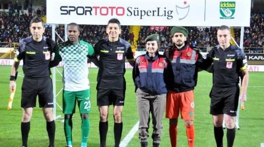 S&uuml;per Lig Ma&ccedil;ında Futbolcular Sahaya Asker Ve Polis &Uuml;niformasıyla &Ccedil;ıktı